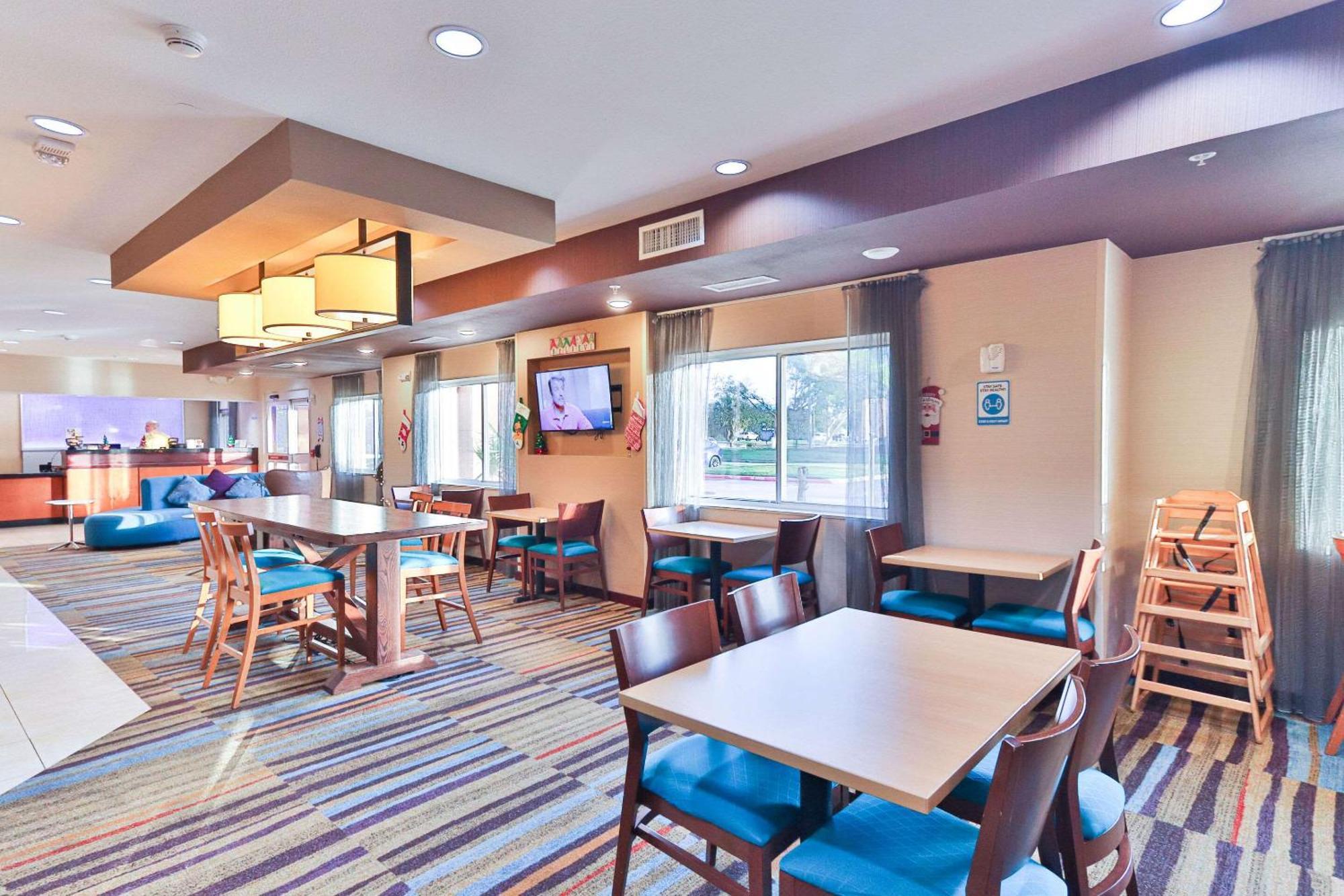 Comfort Inn & Suites Westfield Exterior photo