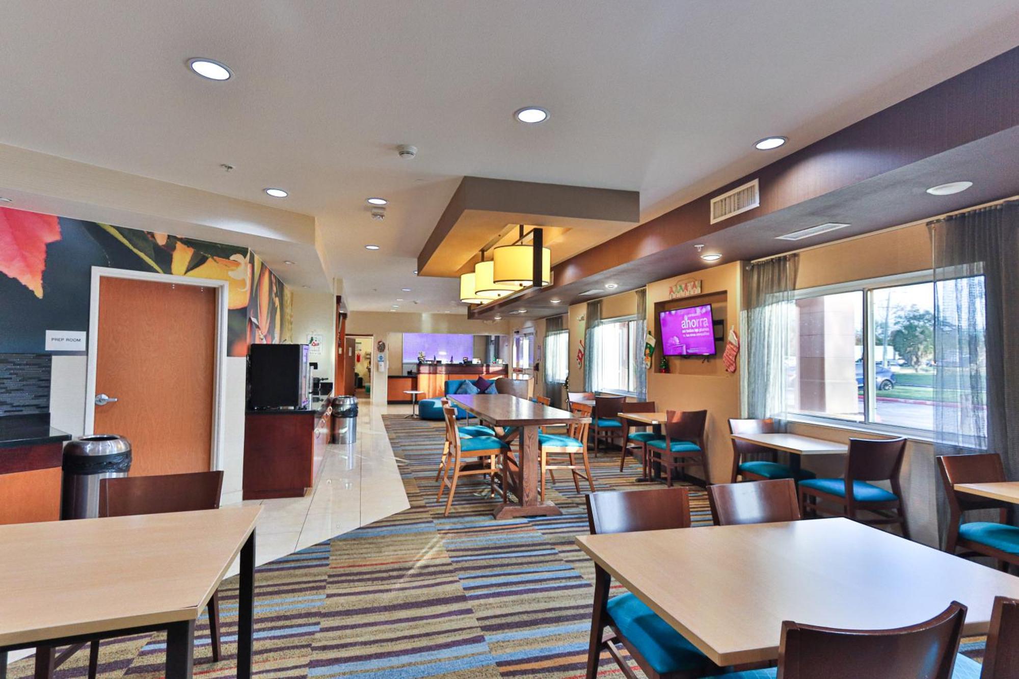 Comfort Inn & Suites Westfield Exterior photo