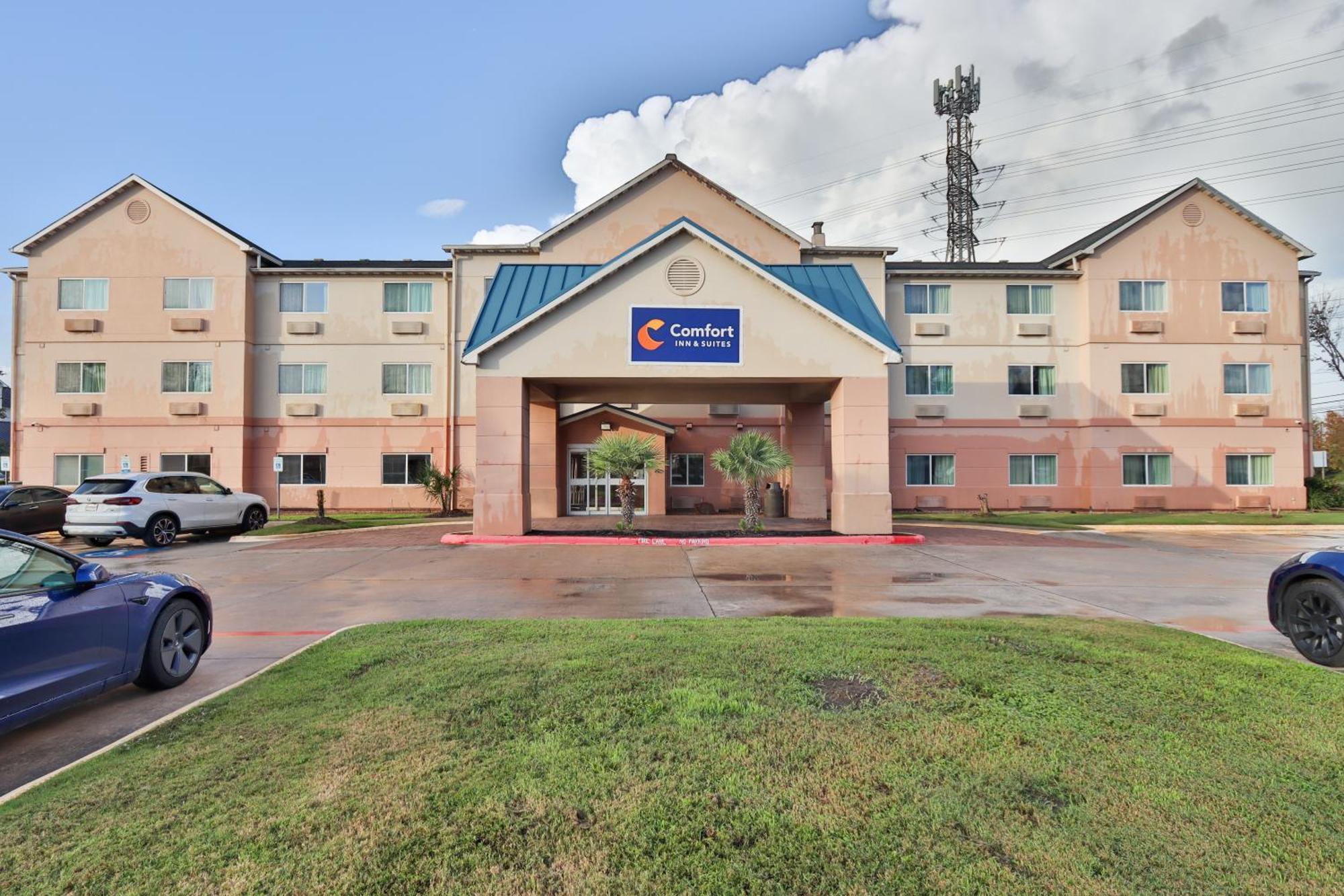 Comfort Inn & Suites Westfield Exterior photo